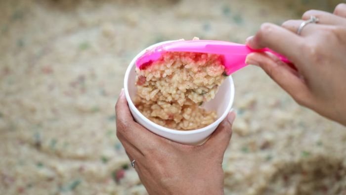 Bubur Nusantara menjadi takjil khas yang disajikan di Masjid Negara IKN. Setiap hari, sekitar 700 porsi disiapkan untuk warga yang datang berbuka puasa bersama. Foto: HO/Humas Otorita IKN