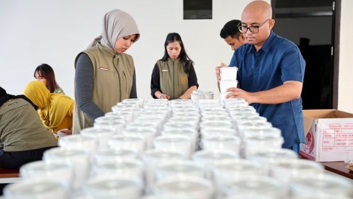 Bubur Nusantara menjadi takjil khas yang disajikan di Masjid Negara IKN. Setiap hari, sekitar 700 porsi disiapkan untuk warga yang datang berbuka puasa bersama. Foto: HO/Humas Otorita IKN