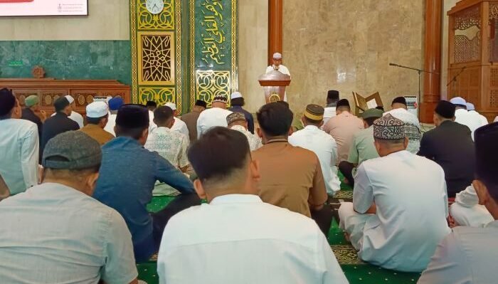 Bupati Kutai Timur Ardiansyah Sulaiman melaksanakan Salat Idulfitri 1447 Hijriah di Masjid Agung Al-Faruq Sangatta, pada Sabtu (21/3/2026). Foto: HO/kutaitimurkab.go.id