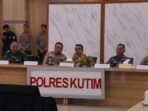 Bupati Kutim Ardiansyah Sulaiman Saat Rakorda lintas sektoral dalam rangka kesiapan pelaksanaan Operasi Ketupat Mahakam 2026 Bersama Polda Kaltim melalui Zoom Meeting dan diikuti seluruh Polres Kabupaten/Kota se-Kalimantan Timur, pada Senin (09/03/2026). Foto: HO/kutaitimurkab.go.id