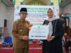 Bupati Kutim Ardiansyah Sulaiman menyerahkan bantuan paket sembako kepada perwakilan masyarakat di Masjid Nurul Huda, Desa Bangun Jaya, Kecamatan Kaliorang, pada Senin (09/03/2026). Foto: HO/kutaitimurkab.go.id