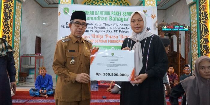 Bupati Kutim Ardiansyah Sulaiman menyerahkan bantuan paket sembako kepada perwakilan masyarakat di Masjid Nurul Huda, Desa Bangun Jaya, Kecamatan Kaliorang, pada Senin (09/03/2026). Foto: HO/kutaitimurkab.go.id