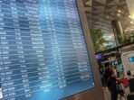 Calon penumpang berada di samping layar monitor pengumuman jadwal penerbangan pesawat di Terminal 3 Bandara Soekarno Hatta, Tangerang, Banten, Minggu (1/3/2026). Akibat terjadinya perang antara Iran, Israel dan Amerika sejumlah maskapai yang melayani penerbangan ke Timur Tengah membatalkan sejumlah penerbangannya. FOTO : ANTARA FOTO/Muhammad Iqbal/bar.