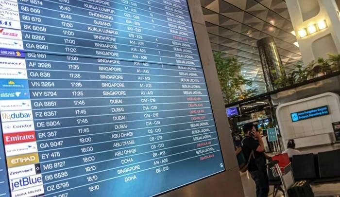 Calon penumpang berada di samping layar monitor pengumuman jadwal penerbangan pesawat di Terminal 3 Bandara Soekarno Hatta, Tangerang, Banten, Minggu (1/3/2026). Akibat terjadinya perang antara Iran, Israel dan Amerika sejumlah maskapai yang melayani penerbangan ke Timur Tengah membatalkan sejumlah penerbangannya. FOTO : ANTARA FOTO/Muhammad Iqbal/bar.