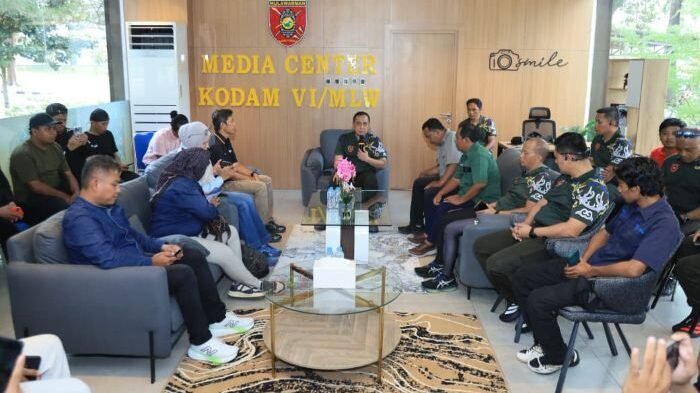 Coffee Morning dan Silaturahmi Media yang digelar di Skybox Makodam VI/Mlw, pada Jumat (27/3/2025). Foto: HO/Pendam VI/Mlw