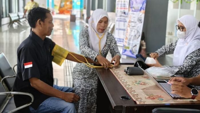 Dinas Kesehatan Kota (DKK) Balikpapan saat melakukan pemeriksaan kesehatan bagi sopir bus antar kota, di Terminal Batu Ampar, Pada Selasa (17/3/2026). Foto: BorneoFlash/Ardian