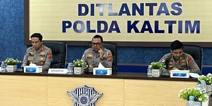 Dirlantas Polda Kaltim, Kombes Pol Ahmad Yanuari Insan, saat Release Akhir Operasi Ketupat Mahakam 2026, di Aula Ditlantas Polda Kaltim, pada Jumat (27/3/2026). Foto: BorneoFlash/Niken Sulastri