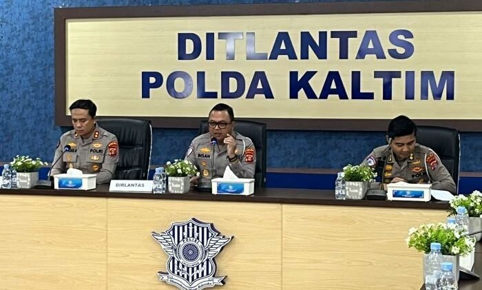 Dirlantas Polda Kaltim, Kombes Pol Ahmad Yanuari Insan, saat Release Akhir Operasi Ketupat Mahakam 2026, di Aula Ditlantas Polda Kaltim, pada Jumat (27/3/2026). Foto: BorneoFlash/Niken Sulastri