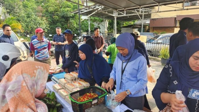 Ditreskrimsus Polda Kaltim menggelar kegiatan Gerakan Pangan Murah Polri untuk Masyarakat di wilayah Polsek Balikpapan Selatan, pada Kamis (19/3/2026). Foto: HO/Humas Polda Kaltim
