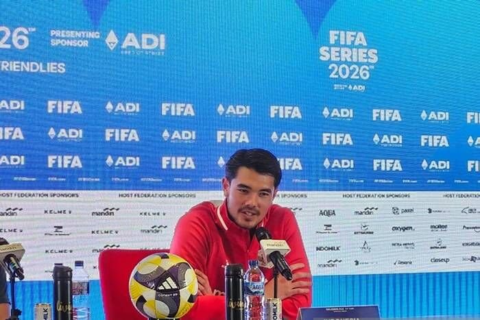 Bek timnas Indonesia Elkan Baggott menjawab pertanyaan para pewarta pada jumpa pers menjelang pertandingan FIFA Series 2026 melawan St Kitts and Nevis di Stadion Utama Gelora Bung Karno, Jakarta, Kamis (26/3/2026). FOTO: ANTARA/RAUF ADIPATI.