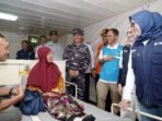 General Manager PLN UID Kaltimra, Muchamad Chaliq Fadli bersama Direktur Keuangan dan Manajemen Risiko PT Pelni, Anik Hidayati saat melihat  peserta program nasional Mudik Nyaman Bersama BUMN 2026 diberangkatkan dari Pelabuhan Semayang, Balikpapan, menuju Surabaya menggunakan KM Dorolonda, Pada Sabtu (14/3/2026). Foto: HO/PLN UID Kaltimra