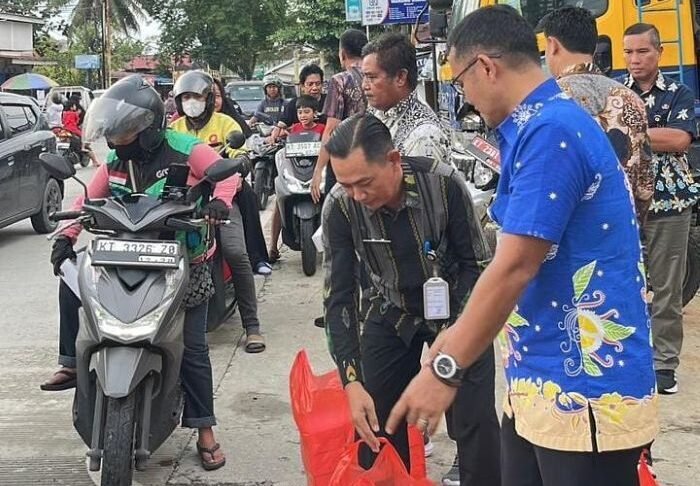 Jajaran pegawai Kecamatan Balikpapan Utara (Balut) melalui kegiatan pembagian takjil kepada masyarakat, di depan kantor kecamatan, pada Kamis (12/3/2026) sore. Foto: BorneoFlash/Ist