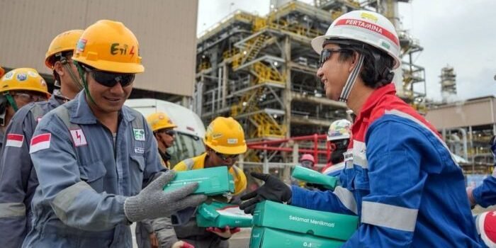 KPB membagikan sebanyak 3.300 paket buka puasa kepada para pekerja di Balikpapan dan Lawe-Lawe. Foto: HO/KPB