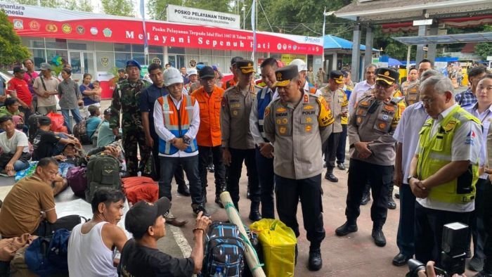 Kapolda Kaltim Irjen Pol. Endar Priantoro, S.H., S.I.K., C.F.E., M.H., Saat Berbincang dengan para Calon Penumpang Kapal Laut di Pelabuhan Semayang Balikpapan, pada Senin (16/3/2026). Foto: HO/Humas Polda Kaltim
