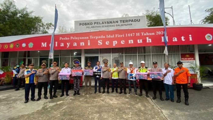 Kapolda Kaltim Irjen Pol. Endar Priantoro, S.H., S.I.K., C.F.E., M.H., Saat memimpin langsung kegiatan pengecekan Pos Pam di Pelabuhan Semayang Balikpapan, pada Senin (16/3/2026). Foto: HO/Humas Polda Kaltim