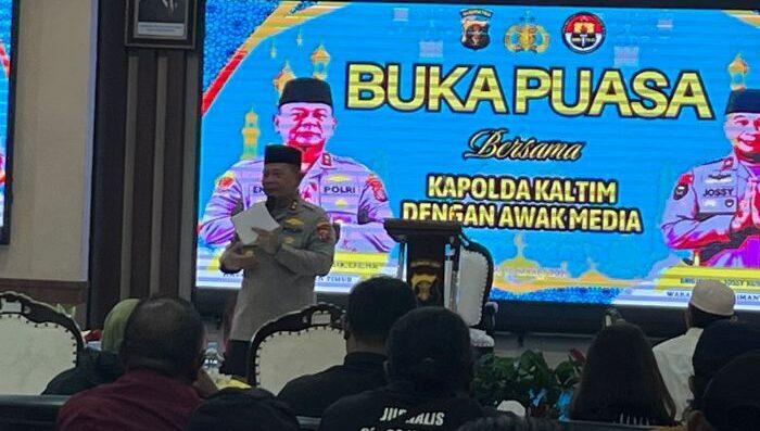 Kapolda Kaltim, Irjen Pol Endar Priantoro saat acara buka puasa bersama awak media di Aula Mahakam Mapolda Kalimantan Timur, Balikpapan, pada Selasa (10/3/2026). Foto: BorneoFlash/Niken Sulastri