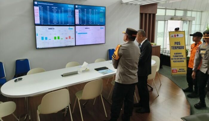 Kapolda Katim, Irjen Pol Endar Priantoro, saat meninjau langsung situasi arus mudik di bandara SAMS Sepinggan Balikpapan, pada Senin (16/3/2026). Foto: BorneoFlash/Niken Sulastri