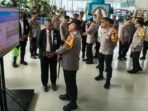 Kapolda Katim, Irjen Pol Endar Priantoro, saat meninjau langsung situasi arus mudik di bandara SAMS Sepinggan Balikpapan, pada Senin (16/3/2026). Foto: BorneoFlash/Niken Sulastri