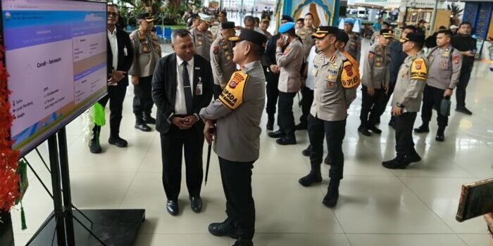 Kapolda Katim, Irjen Pol Endar Priantoro, saat meninjau langsung situasi arus mudik di bandara SAMS Sepinggan Balikpapan, pada Senin (16/3/2026). Foto: BorneoFlash/Niken Sulastri