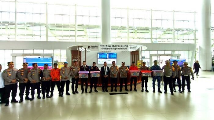 Kapolda Katim, Irjen Pol Endar Priantoro, saat meninjau langsung situasi arus mudik di bandara SAMS Sepinggan Balikpapan, pada Senin (16/3/2026). Foto: BorneoFlash/Niken Sulastri