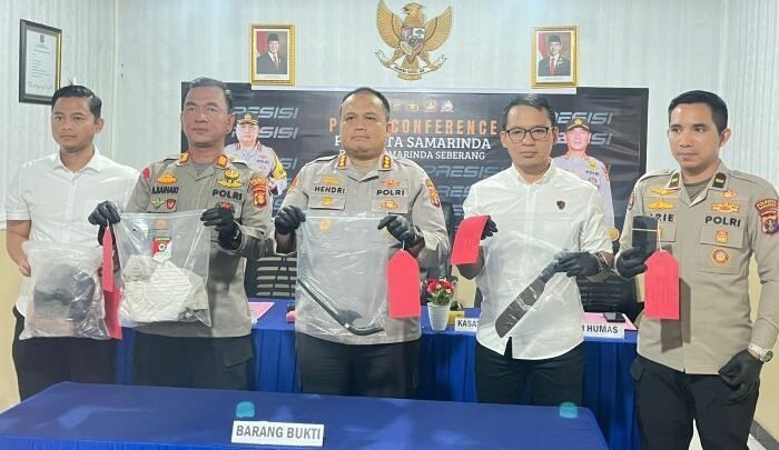 Kapolresta Samarinda, Kombes Pol Hendri Umar Menunjukan Barang Bukti saat Konferensi Pers yang berlangsung di Polsek Samarinda Seberang, pada Rabu (4/3/2026). Foto: BorneoFlash/Nur Ainunnisa