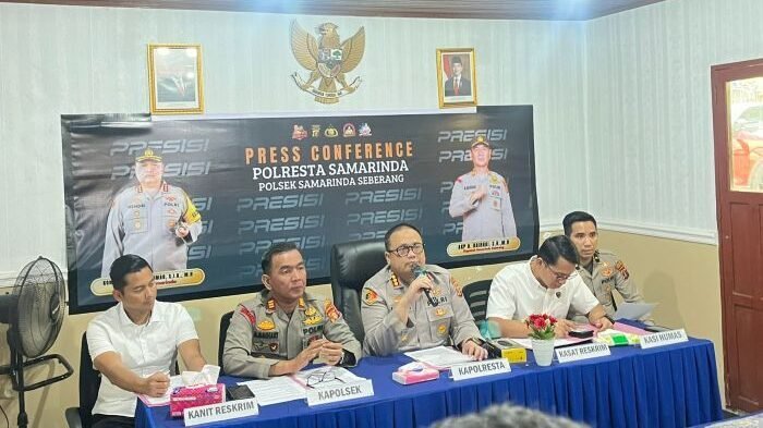 Kapolresta Samarinda, Kombes Pol Hendri Umar, saat memimpin Konferensi Pers yang berlangsung di Polsek Samarinda Seberang, pada Rabu (4/3/2026). Foto: BorneoFlash/Nur Ainunnisa