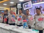 Kapolresta Samarinda, Kombes Pol Hendri Umar, saat memperlihatkan barang bukti. Foto: BorneoFlash/Nur Ainunnisa