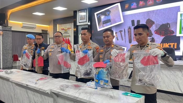 Kapolresta Samarinda, Kombes Pol Hendri Umar, saat memperlihatkan barang bukti. Foto: BorneoFlash/Nur Ainunnisa