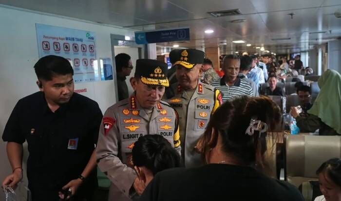 Kapolri Jenderal Pol Listyo Sigit Prabowo (kedua kiri) bersama Kapolda Banten Irjen Pol Hengki (ketiga kiri) menyapa penumpang kapal saat meninjau kesiapan menjelang arus mudik Lebaran di Dermaga Eksekutif Pelabuhan Merak, Kota Cilegon, Banten, Jumat (13/3/2026). Peninjauan tersebut dilakukan untuk memastikan kesiapan petugas serta fasilitas pelabuhan dalam melayani para pemudik yang akan melakukan perjalanan selama libur Lebaran 2026. FOTO : ANTARA /Angga Budhiyanto/rwa.