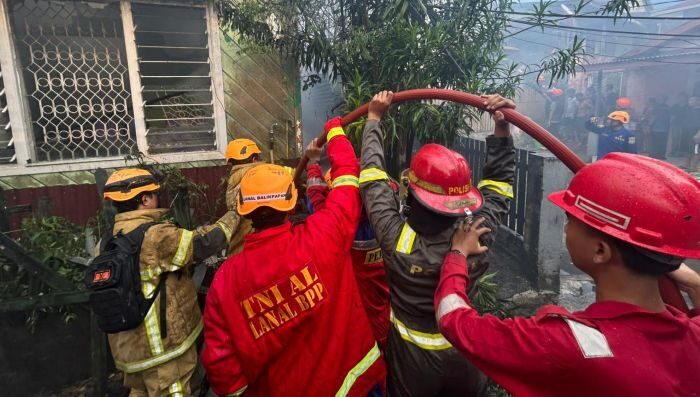Kebakaran yang melanda kawasan padat penduduk di Jalan Letjen Suprapto RT 05, Kelurahan Baru Ilir, Kecamatan Balikpapan Barat, pada Kamis (26/3/2026). Foto: BorneoFlash/Ist