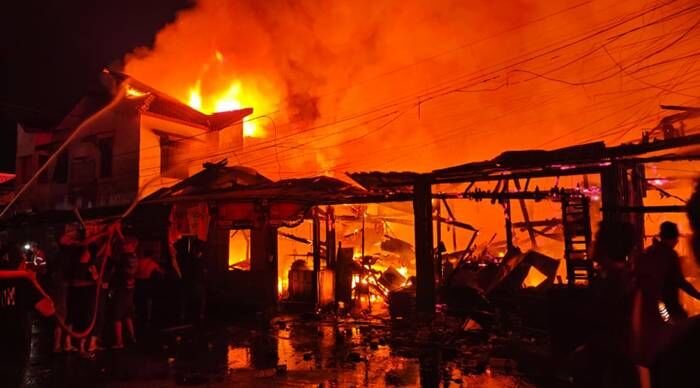 Kebakaran yang terjadi di Pasar Segiri subuh tadi.FOTO : BorneoFlash.com/NurAinunnisa
