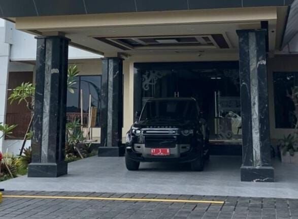 Kendaraan Land Rover Defender yang disewa Pemerintah Kota Samarinda untuk operasional pelayanan tamu VIP. Foto: BorneoFlash/Istimewa