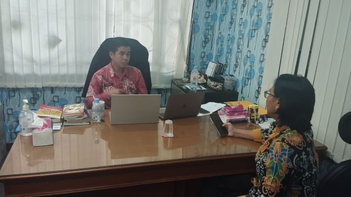 Kepala Bidang Pembinaan Ketenagaan Disdikbud Kutai Barat, Benedikus saat wawancara bersama awak media, pada Kamis (26/3/2026). Foto: BorneoFlash/Ist