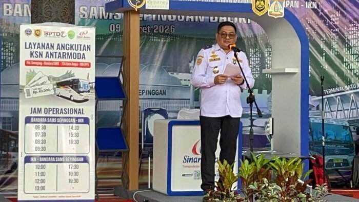 Kepala Dinas Perhubungan Balikpapan, Muhammad Fadli Fathurrahman Saat Launching Fasilitas Pick Up dan Drop Off Balikpapan City Trans (BaCitra) di Bandara Sultan Aji Muhammad Sulaiman (SAMS) Sepinggan, pada Senin (9/3/2026). Foto: BorneoFlash/Ardian