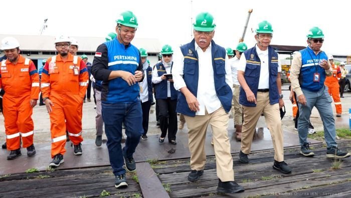 Kepala Otorita IKN, Basuki Hadimuljono, meninjau dua site PT Pertamina Hulu Mahakam pada Jumat (27/02/2026) di wilayah Kabupaten Kutai Kartanegara. Kegiatan ini menandai hadirnya ruang kolaborasi sekaligus kemudahan perizinan bagi berbagai sektor usaha di Kawasan Nusantara. Foto: HO/Humas Otorita IKN
