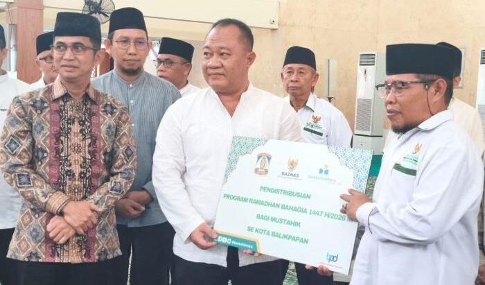 Ketua BAZNAS Kota Balikpapan, Abdul Rosyid Bustomi Secara Simbolis menyalurkan santunan kepada 4.000 mustahik di Masjid Madinatul Iman Balikpapan Islamic Center, pada Sabtu (28/2/2026). Foto: BorneoFlash/Ardian