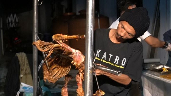 Ketua Katro Chapter Balikpapan, Bang Sadrie turut membantu menyiapkan hidangan kambing guling. Foto: BorneoFlash/Ardian