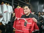 Menteri Pemuda dan Olahraga Erick Thohir memegang jersi terbaru Timnas Indonesia saat peluncurannya di Kompleks Gelora Bung Karno, Senayan, Jakarta, Kamis (12/3/2026). FOTO: ANTARA/Fauzan/wsj.