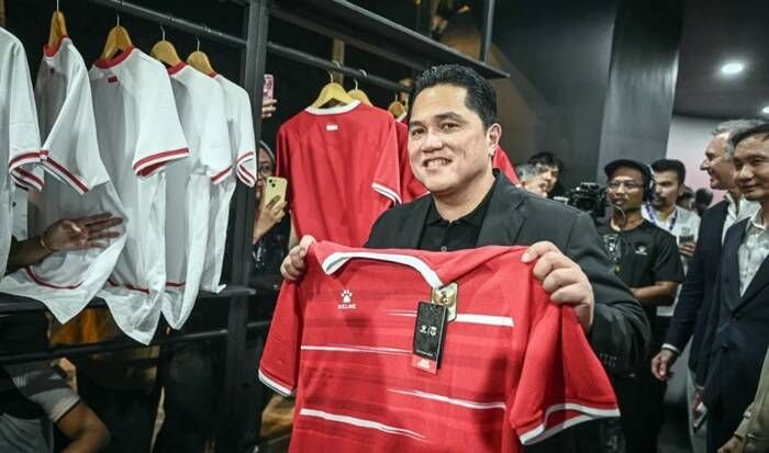 Menteri Pemuda dan Olahraga Erick Thohir memegang jersi terbaru Timnas Indonesia saat peluncurannya di Kompleks Gelora Bung Karno, Senayan, Jakarta, Kamis (12/3/2026). FOTO: ANTARA/Fauzan/wsj.