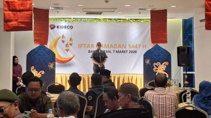 Legal and Corporate Affairs Deputy Director PT Kideco Jaya Agung, Wicaksono WS, saat memberikan sambutan dalam kegiatan silaturahmi dan buka puasa bersama jurnalis, di Whiz Prime Hotel Balikpapan, pada Sabtu (7/3/2026). Foto: BorneoFlash/Niken Sulastri