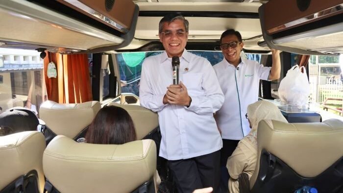 Menaker Yassierli, saat melepas keberangkatan 1.431 pekerja dalam program mudik bersama di kantor pusat PT Panasonic Manufacturing Indonesia, Jakarta Timur, Kamis (19/3/2026). Foto: HO/Biro Humas Kemnaker