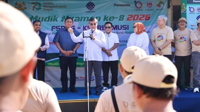 Menaker Yassierli, saat melepas keberangkatan 1.431 pekerja dalam program mudik bersama di kantor pusat PT Panasonic Manufacturing Indonesia, Jakarta Timur, Kamis (19/3/2026). Foto: HO/Biro Humas Kemnaker