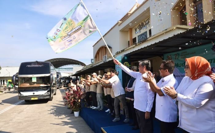 Menaker Yassierli, saat melepas keberangkatan 1.431 pekerja dalam program mudik bersama di kantor pusat PT Panasonic Manufacturing Indonesia, Jakarta Timur, Kamis (19/3/2026). Foto: HO/Biro Humas Kemnaker
