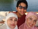 Momen selebritas Luna Maya, Maxime Bouttier dan Cinta Laura usai menjalankan ibadah salat Idul Fitri 1447 Hijriah di atas sebuah kapal wisata atau yacht yang berlayar di perairan Raja Ampat. Foto: Instagram @lunamaya