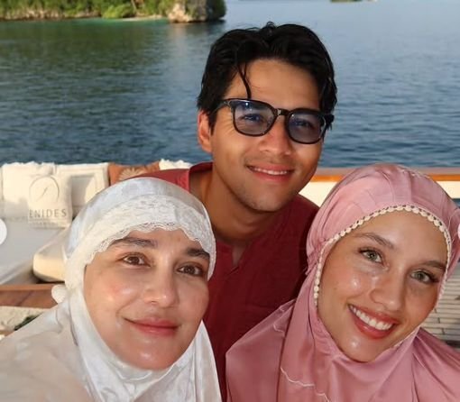 Momen selebritas Luna Maya, Maxime Bouttier dan Cinta Laura usai menjalankan ibadah salat Idul Fitri 1447 Hijriah di atas sebuah kapal wisata atau yacht yang berlayar di perairan Raja Ampat. Foto: Instagram @lunamaya