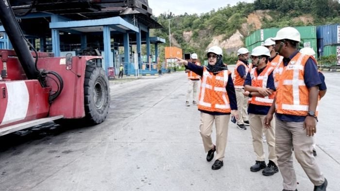 Manajemen PT Kaltim Kariangau Terminal (KKT) melakukan peninjauan langsung melalui kegiatan management walkthrough, pada Selasa (10/3/2026). Foto: HO/KKT