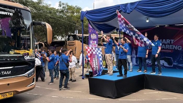 Manajemen XLSMART melepas keberangkatan 700 peserta program mudik bareng menuju berbagai kota tujuan di Jawa Barat, Jawa Tengah, DI Yogyakarta, hingga Jawa Timur menggunakan sejumlah armada bus dan kendaraan pribadi dari Cibis Park, Cilandak, Jakarta Selatan, pada Senin (16/3/2026). Foto: HO/ XLSMART