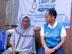 Melalui program Light Up The Dream, PLN UID Kaltimra menyalakan sambungan listrik bagi 60 rumah keluarga prasejahtera yang tersebar di wilayah Kalimantan Timur dan Kalimantan Utara. Foto: HO/PLN UID Kaltimra