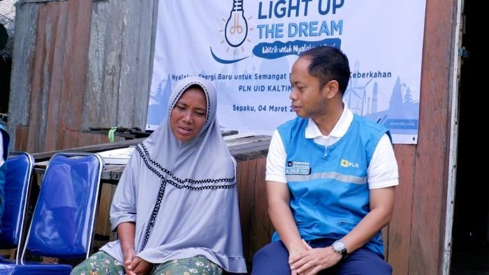 Melalui program Light Up The Dream, PLN UID Kaltimra menyalakan sambungan listrik bagi 60 rumah keluarga prasejahtera yang tersebar di wilayah Kalimantan Timur dan Kalimantan Utara. Foto: HO/PLN UID Kaltimra