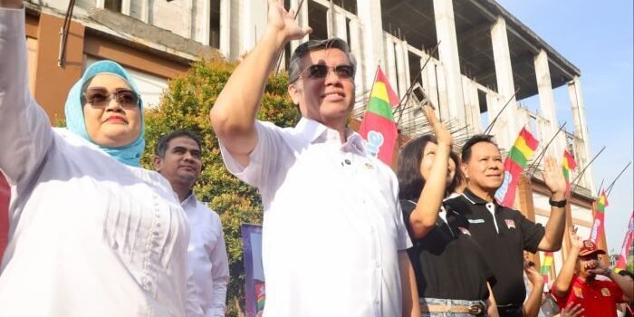 Menaker Yassierli saat melepas 649 pemudik yang merupakan mitra/pelaku usaha Warung Makan Indomie (Warmindo) beserta keluarganya di Islamic Center, Bekasi, pada Rabu (18/3/2026). Foto: HO/Biro Humas Kemnaker